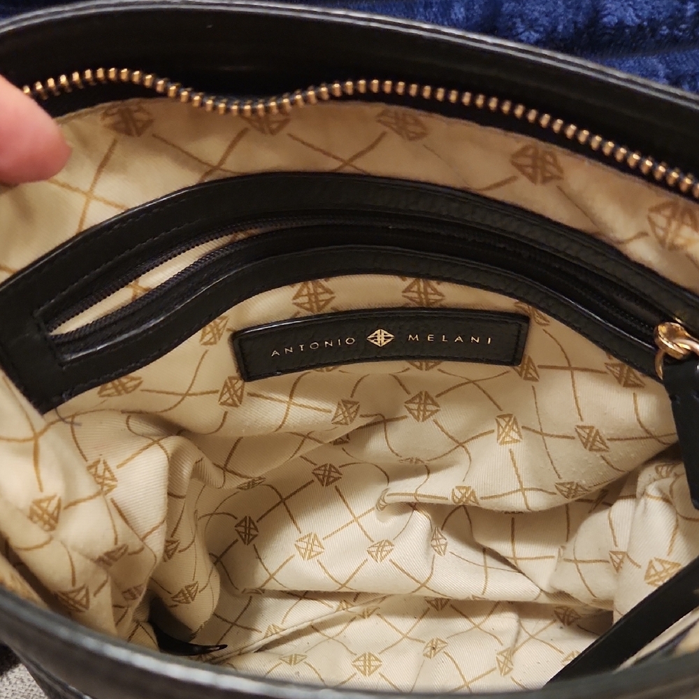 Elegant Black Leather Crossbody Bag - Picture 3 of 6